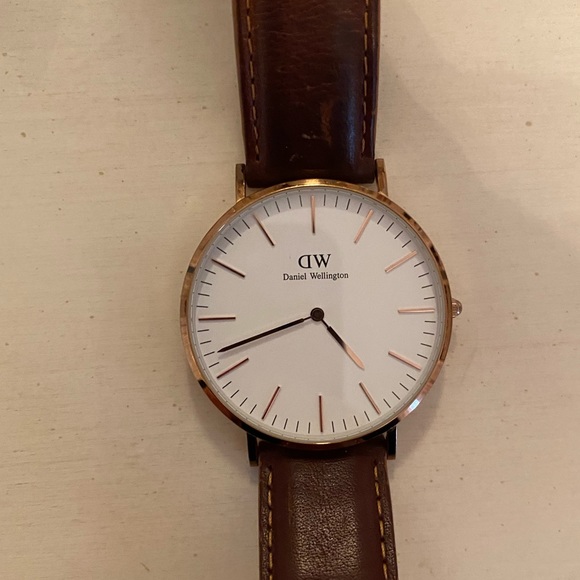 Daniel Wellington large face brown leather band watch - Picture 2 of 5